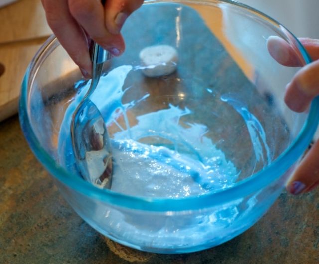 Изготовление слайма из прозрачного клея с содой и солью