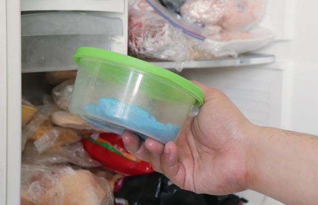 Слайм голубого цвета в холодильнике