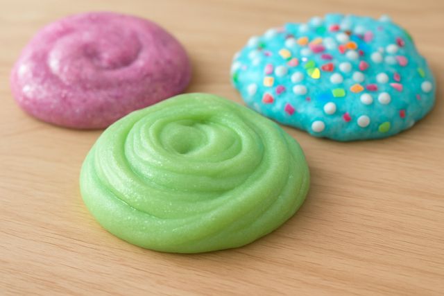 Три цветных пушистых слайма на столе